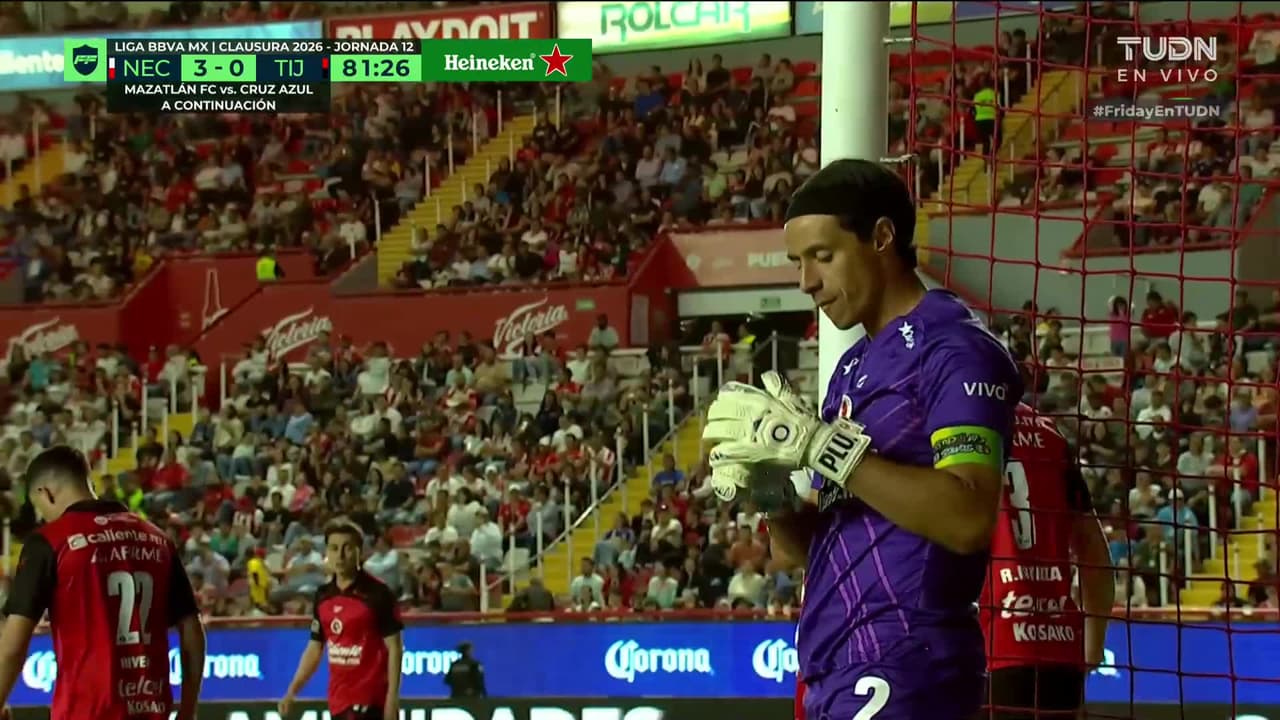 ¡Monreal lo tenía! Gran salvada del arquero