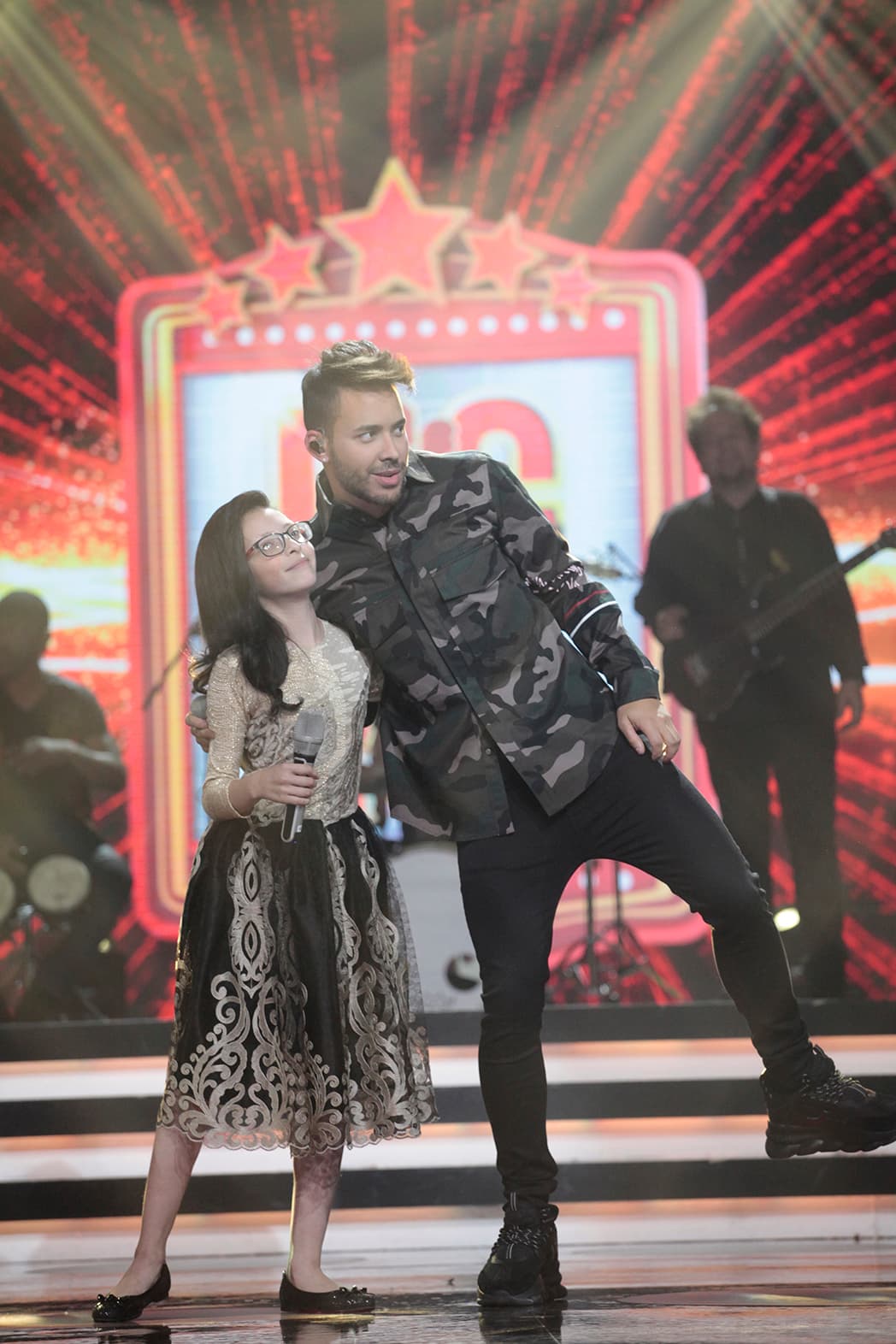 Junto con los cuatro integrantes de los escuadrones bailaron y cantaron el éxito que lo llevara a la fama: 'Darte un beso'. Todos disfrutaron ese momento en el escenario, a sabiendas de que la Gran Final se encontraba cada vez más cerca.