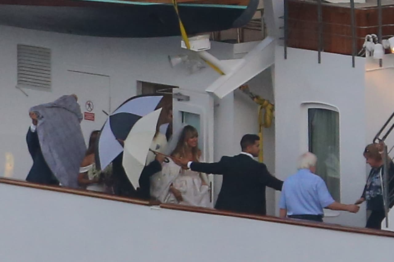 Para celebrar este segundo matrimonio entre ambos, Heidi Klum y Tom Kaulitz escogieron 
<b>el yate Christina O</b>. La lujosa embarcación perteneció al multimillonario griego 
<b>Aristóteles Onassis</b>, segundo y último marido de la ex primera dama de Estados Unidos, 
<b><a href="https://www.univision.com/famosos/jackie-o-estilo-de-primera-dama-fotos">Jacqueline Kennedy Onassis</a></b>.