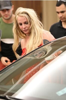 Además, una fuente del portal Page Six dijo que en ese momento Britney estaba angustiada por el estado de salud de su papá: "Britney estaba teniendo dificultades para lidiar con los problemas de salud de su padre. 
<b><a href="https://www.univision.com/musica/por-su-alocado-pasado-britney-permanecera-bajo-vigilancia-de-por-vida-fotos#ffce75080000" target="_blank">No ha estado tomando alcohol, ni drogas, ni nada</a></b>, solo tiene algunos conflictos emocionales", dijo una fuente cercana a la familia Spears.