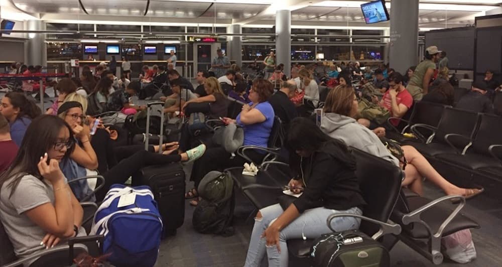 Delta deja varados miles de pasajeros en los aeropuertos tras cancelar todos sus vuelos