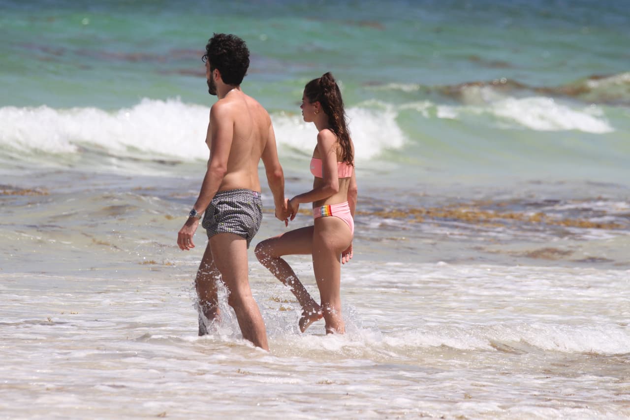 El día estaba precioso así que Sebastián y Tini decidieron entrar al mar.