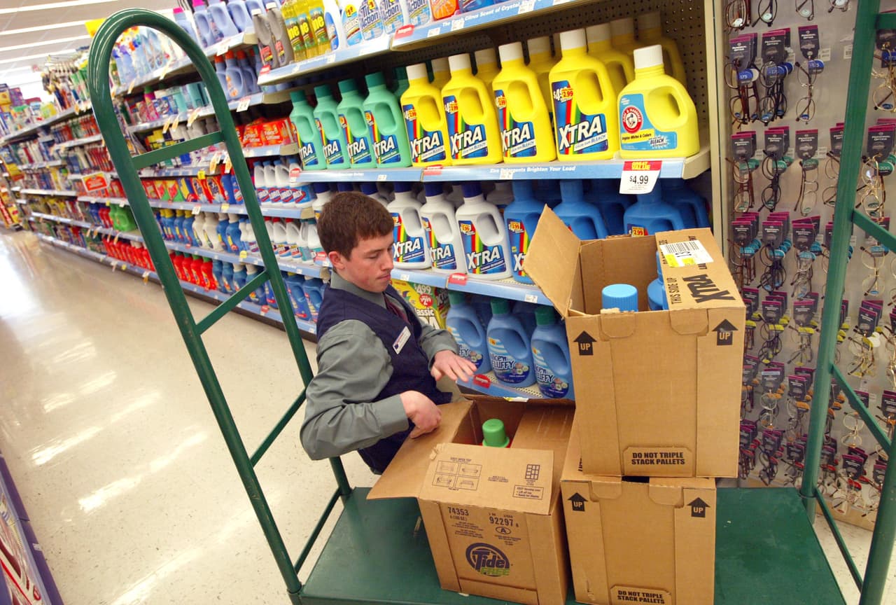 <h3 class="cms-H3-H3"><b>Walgreens</b></h3>
<br>
<br>La cadena nacional de farmacias se comprometió a aumentar su salario mínimo a 15 dólares por hora a partir de octubre. El aumento se llevará a cabo en fases, con todos los empleados cumpliendo el mínimo para noviembre de 2022.