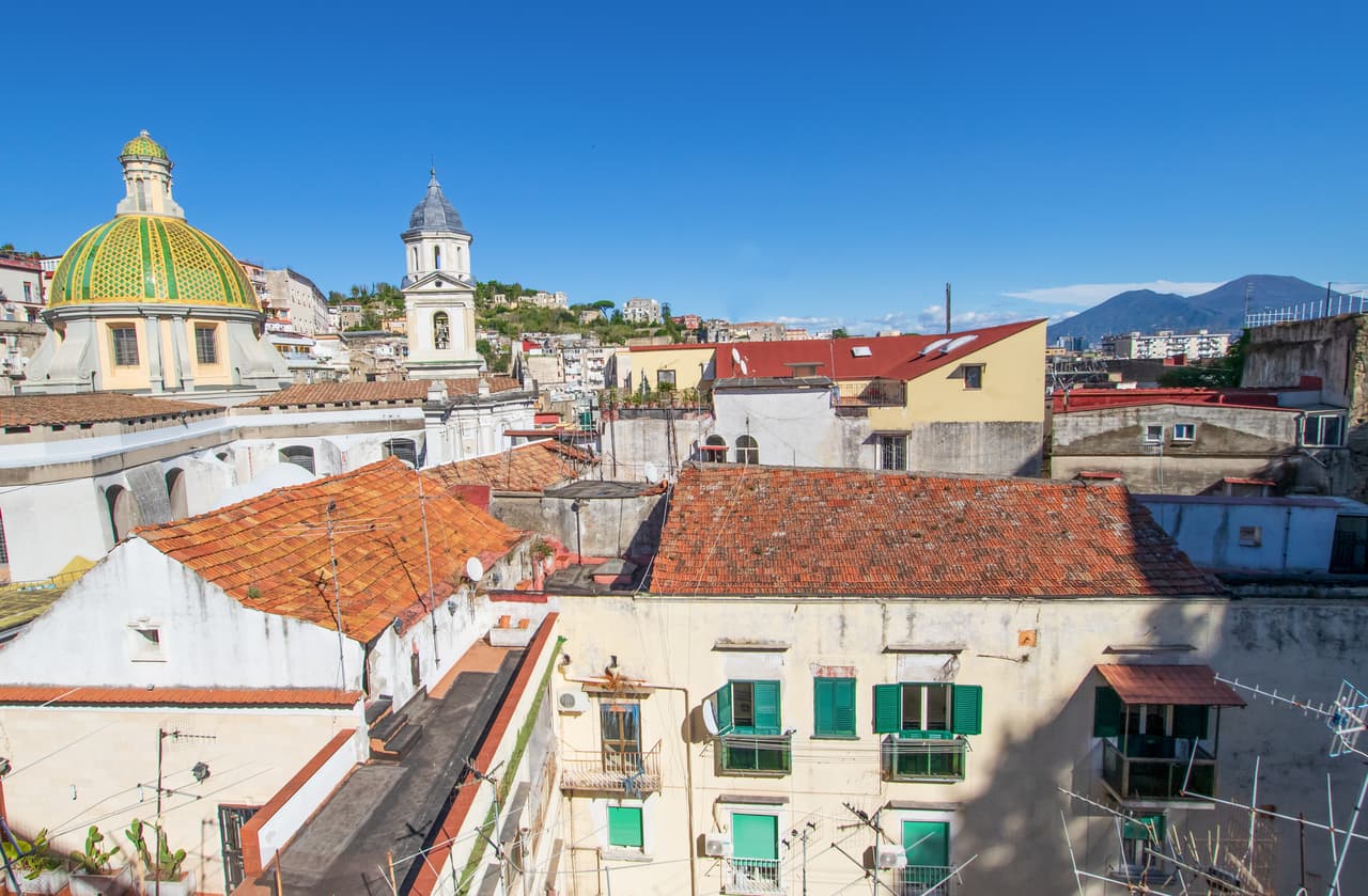 <h3 class="cms-H3-H3">20. Riona Sanità, Napoles, Italia</h3>
<br>
<br>Enclavado entre el Museo Arqueológico de Nápoles (que alberga reliquias de la destrucción de Pompeya) y la colina de Capodimonte, coronada por un palacio, Rione Sanità ha sido durante mucho tiempo uno de los barrios más coloridos y característicos de la ciudad. Nacido como un cementerio de la época greco-romana. También esconde cientos de tumbas paleocristianas debajo de sus bulliciosas calles. Un distrito arenoso y moderno repleto de artesanos famosos, maestros pizzeros y colectivos sociales, Sanità representa una nueva ola de napolitanos comprometidos con la comunidad, la excelencia y la celebración de su ciudad legendaria.
<br>