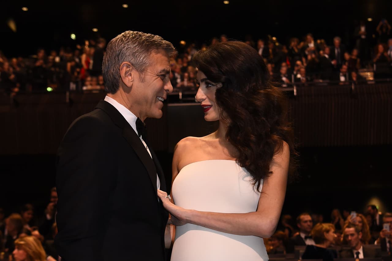 George Clooney recibió este viernes un reconocimiento especial a su trayectoria en la gala de entrega de premios Cesar, en París, un evento al que Amal Alamuddin y sus bebés no podían faltar.