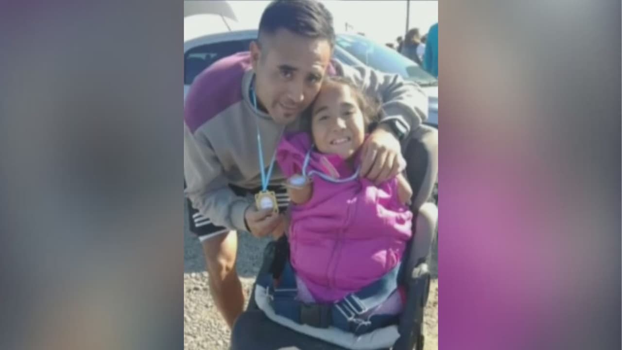 Sin sus extremidades, esta niña de 8 años logra participar en una carrera con ayuda de su padre