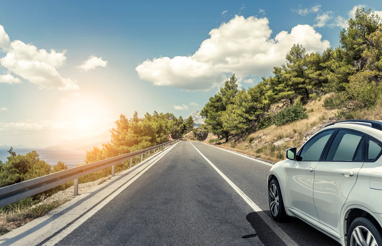 <b>Reanuda el camino</b>
<br>Cuando el auto esté completamente frío puedes volver a emprender la marcha sin dejar de verificar que la temperatura del motor no se eleve. El clima caluroso puede ocasionar este tipo de contratiempos en los coches, pero si el problema persiste detente de nuevo y deja enfriar el motor.