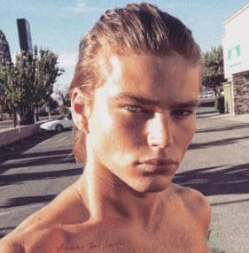 Y no estaba equivocada, pues en los pocos años de carrera del maniquí humano, ha trabajado para firmas como Tom Ford, Tommy Hilfiger, Balmain, Versace o Moschino.