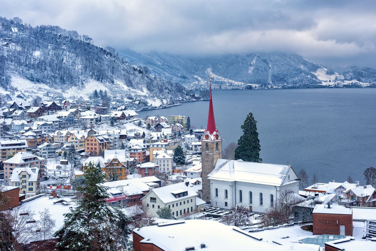 <b>Puesto 1. Lucerna</b>
<br>
<br>Si le gusta el clima invernal, esta ciudad de Suiza lo tiene todo. Sus calles cubiertas de nieve, las luces festivas y los múltiples mercados navideños la hacen especialmente encantadora en esta época.
<br>
<br>Además, se puede acceder fácilmente a una variedad de estaciones de esquí que rodean la ciudad y hay todo tipo de otras actividades de invierno disponibles en las cercanías.
<br>
<br>Entre ellas, paseos en trineo, caminatas en la nieve y pesca en hielo. Cuando necesite calentarse, puede conocer alguno de los famosos spas de la ciudad.
<br>