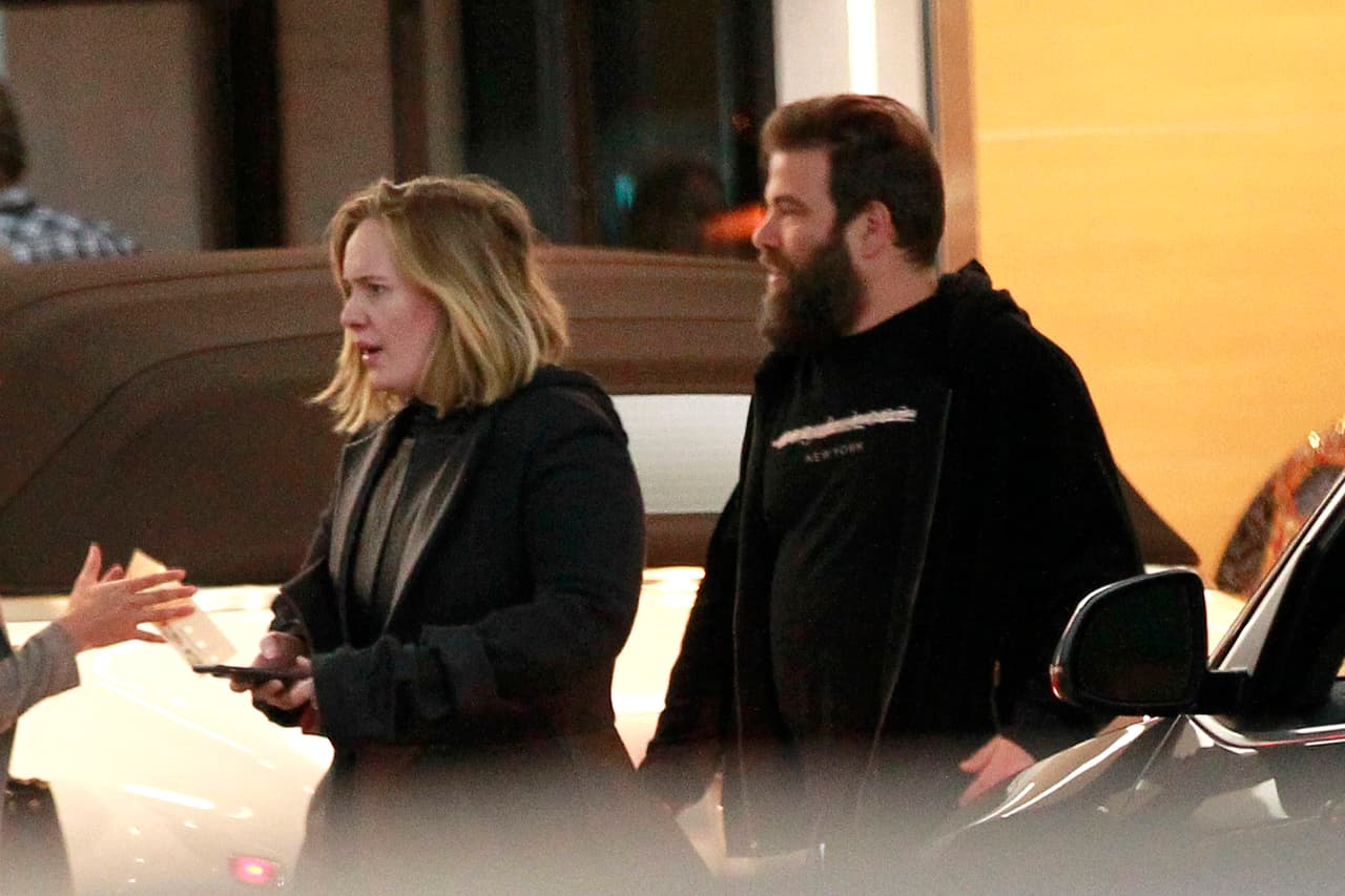 Adele y su esposo Simon Konecki se conocieron en 2011 para después contraer nupcias en secreto en 2012. La cantante habla poco de su vida privada y se conocen pocos detalles de su relación y de su pareja, pero ha dejado claro que él la ama como nadie. "Él simplemente me ama", declaró a 60 Minutes.
