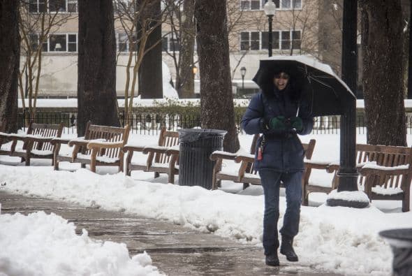 Imagenes de personas que salieron sin importar la tormenta de nieve en Filadelfia. Febrero marcó un récord de nieve que no se ha visto en 150 años.