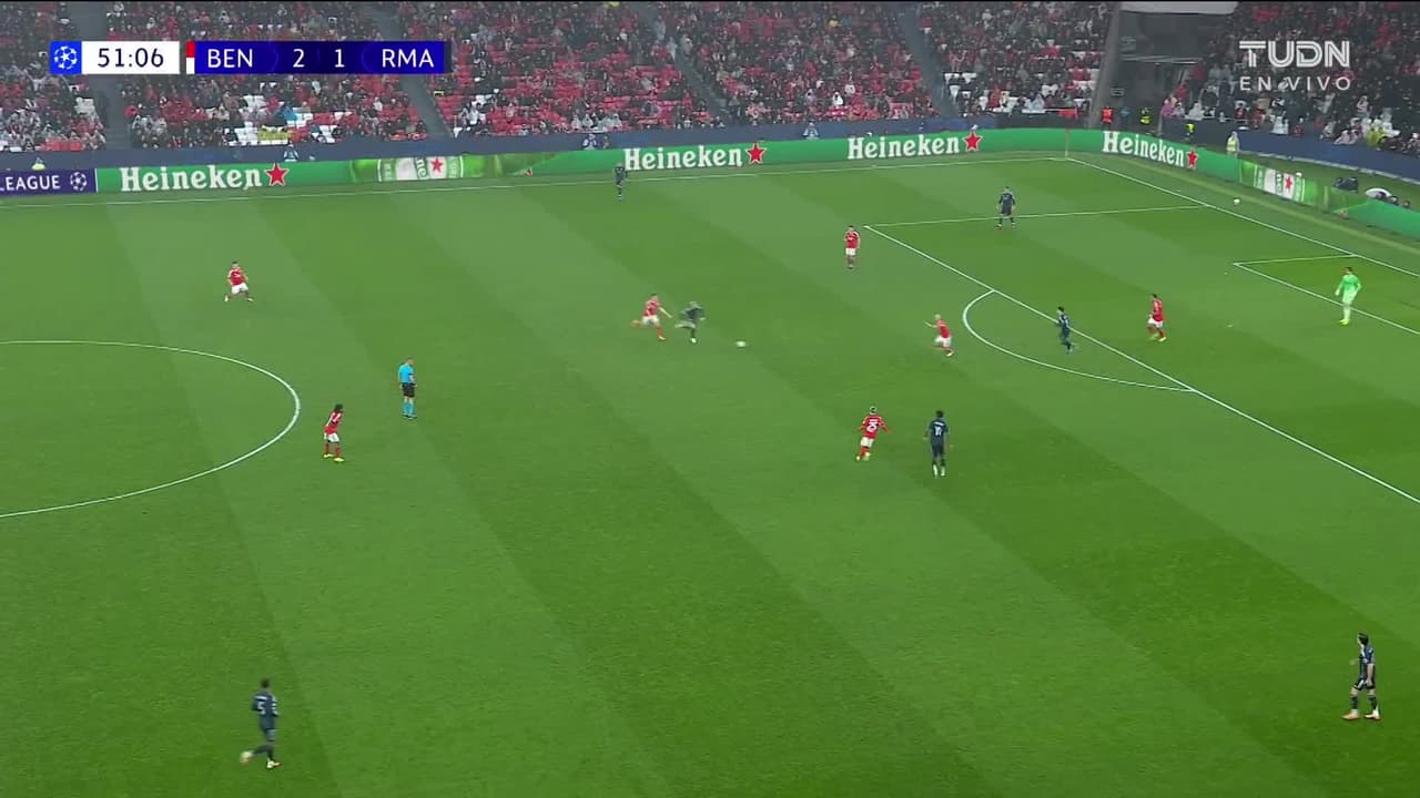 ¡TIRO ATAJADO! disparo por Vangelis Pavlidis.