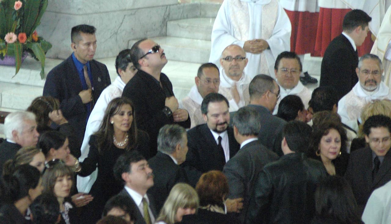 Pepe Aguilar durante la misa de cuerpo presente de su padre en la Basílica de Guadalupe.