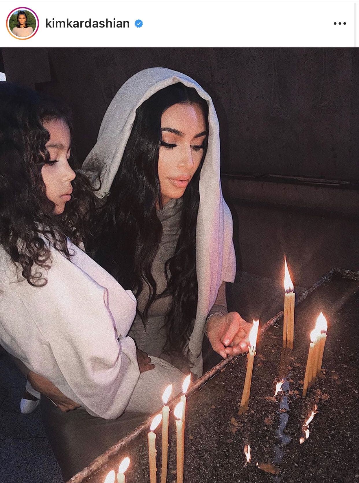 La esposa de Kanye West publicó en su cuenta de Instagram una serie de imágenes (como ésta) del bautizo de 
<b><a href="https://www.univision.com/famosos/kim-kardashian-explica-por-que-ya-no-quiere-tener-mas-hijos-con-kanye-west-fotos" target="_blank">ella y sus hijos</a></b> en la Catedral Etchmiadzin, en Vagharshapat, Armenia.