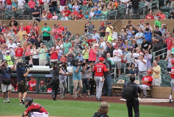 ¡El famoso comediante Will Ferrell se lució jugando con 10 equipos diferentes de la MLB  en cinco partidos del Spring Training en un solo día! Mientras los fans le hacían porras al comediante, éste les hacía bromas desde la cancha. Su hazaña fue grabada para una producción televisiva que será transmitida por HBO a finales de año.