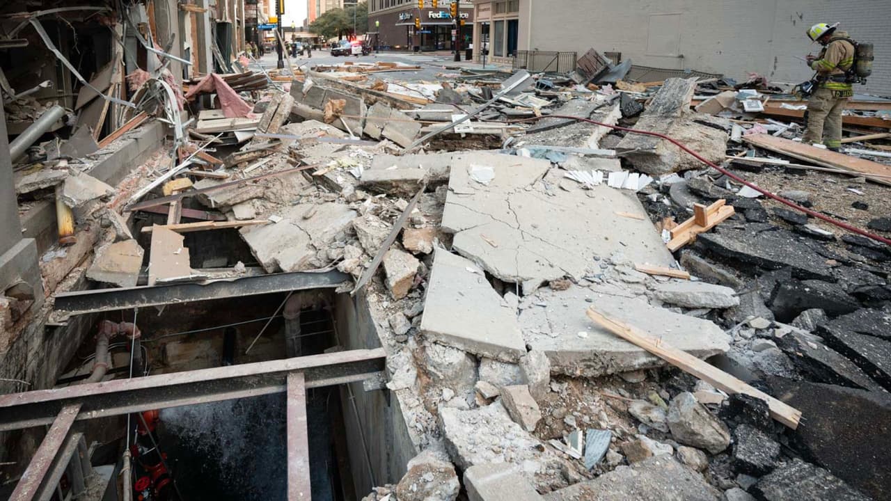 La facha del Hotel Sandman Signature está cubierta de escombros, luego de una fuerte explosión la tarde del 8 de enero del 2024.