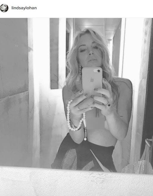 Con Lindsay Lohan sucedió algo similar. La actriz compartió esta instantánea con el torso descubierto, en octubre de 2016, y la borró repentinamente después de una hora.