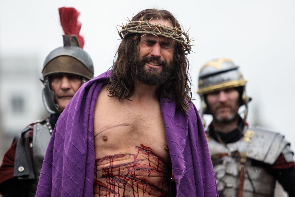 Actores de una unión londinense representan la Pasión de Cristo ante cientos de turistas y locales en la popular plaza de Trafalgar en el centro de Londres.