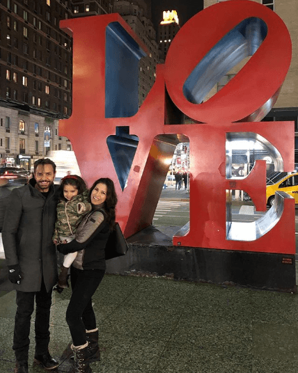 Juntos admiraron la arquitectura y arte que rodean las calles de Nueva York, tal y como aparecen en esta fotografía junto a la escultura que forma la palabra 'Love'.