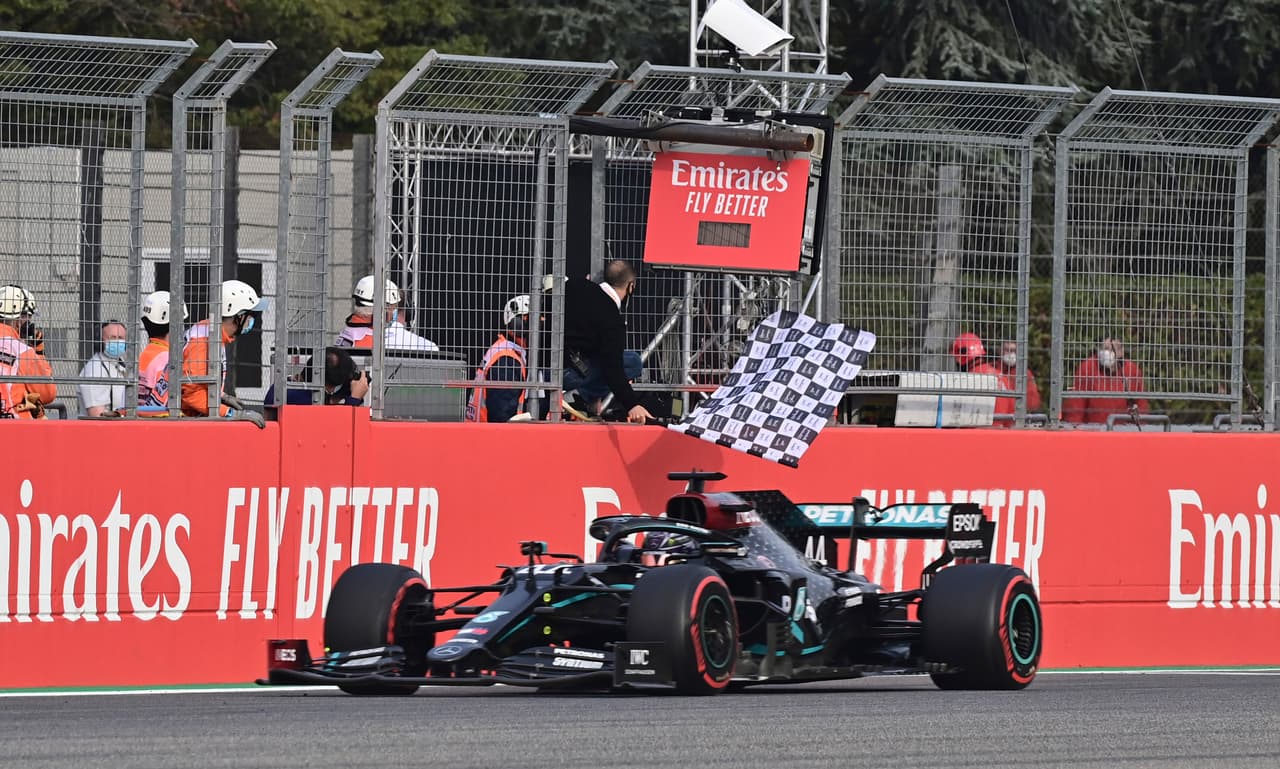 Lewis Hamilton se lleva el primer lugar en el Gran Premio de Emilia Romagna. El mexicano Sergio Pérez tuvo oportunidad de quedarse con un lugar en el podio pero Valtieri Bottas y Ricciardo fueron los pilotos ganadores. El equipo de Mercedes Benz queda campéon de constructores 2020.