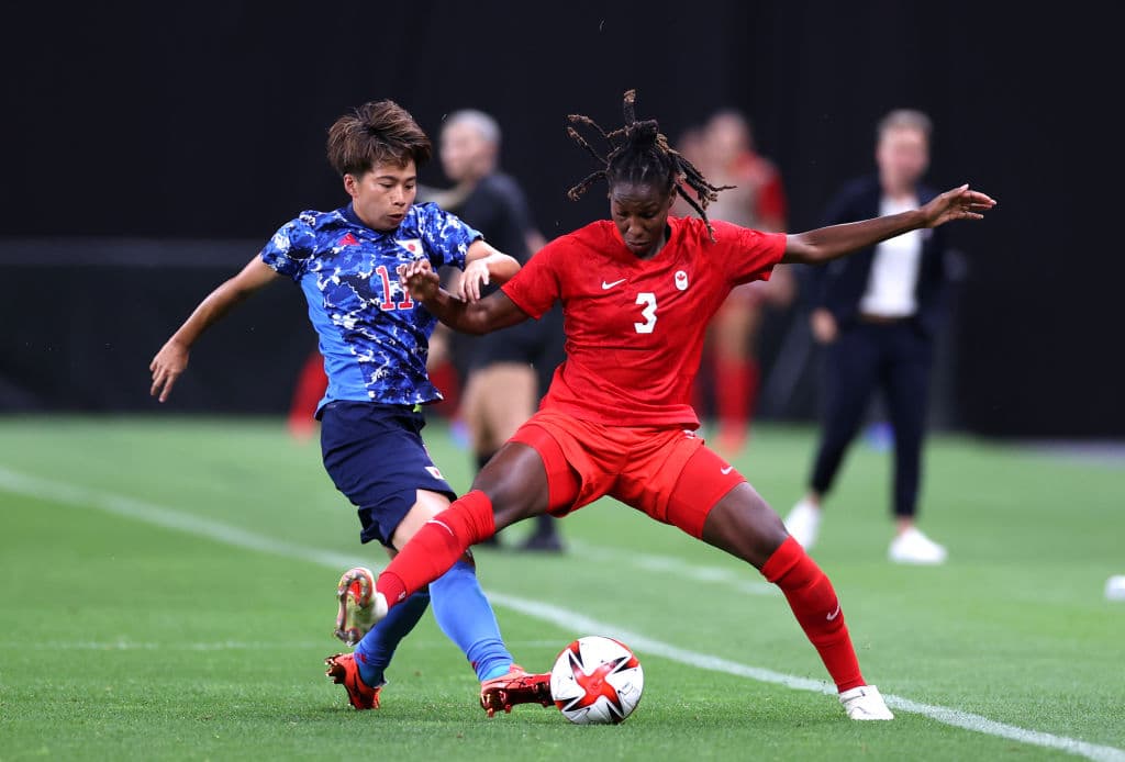 El equipo local no pudo ante Canadá y empataron 1-1 en su debut dentro del grupo E en Tokyo 2020. El equipo norteamericano abrió el marcador al minuto 6' con gol de Christine Sinclair pero la reacción nipona se dio al minuto 84' por parte de Mana Iwabuchi.