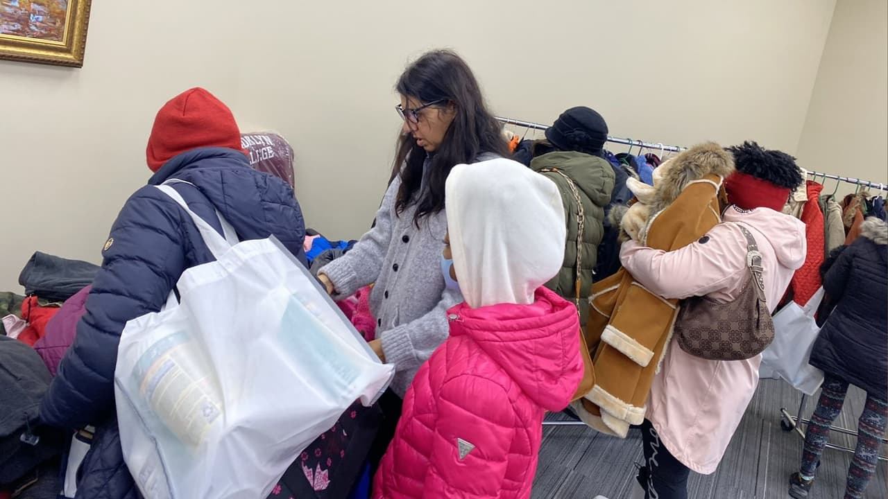 Organizaciones regalan suéteres y abrigos en Nueva York y Nueva Jersey