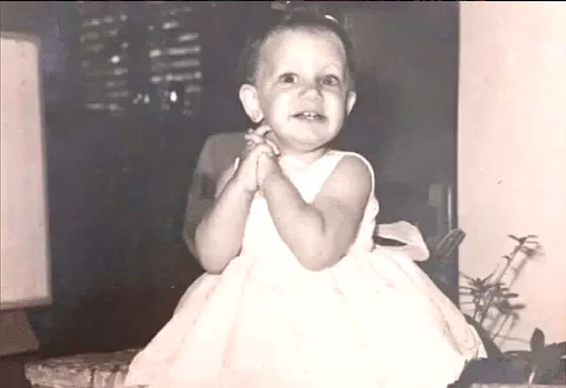 Nació en Santiago de Cuba y se crió en la zona de Reparto Vista Alegre: "Yo crecí en el campo, muy guajira, me traían la leche ordeñada de la vaca", recordó en entrevista con su compañera y amiga Tanya Charry.