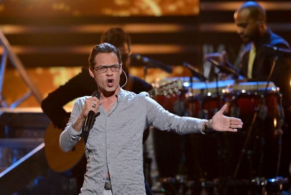 Justo antes de empezar a cantar le mandó unos besos a su amada Shannon de Lima.