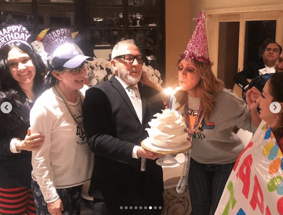 A ritmo de
<b> 'La malagueña', con mariachi</b>, Lili Estefan apagó las velas de su pastel de cumpleaños.