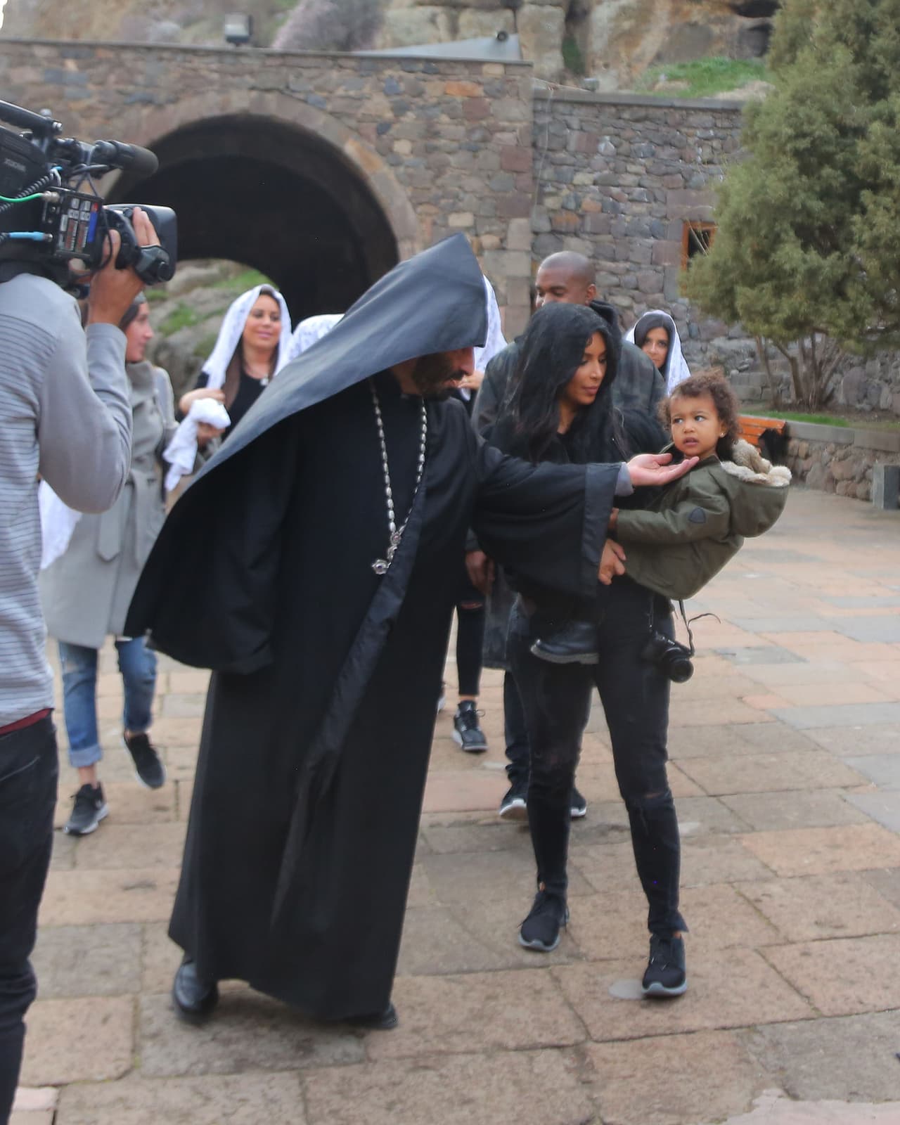 ¿Se imaginan a varios monjes cantándole a coro el “Happy Birthday”?