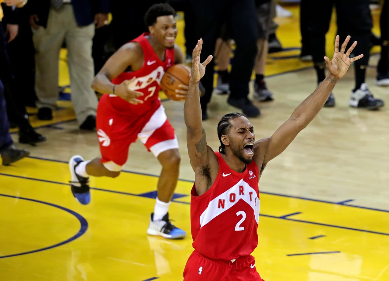 Los Toronto Raptors fueron, por récord, el segundo mejor equipo de la NBA y tras una exitosa, larga y desgastante Postemporada, lograron imponerse a los Golden State Warriors, el amplio favorito para refrendar su título. Dada la gran hazaña que acaban de conseguir los canadienses, así fue como festejaron en la casa del equipo más dominante de la NBA en los últimos cinco años.