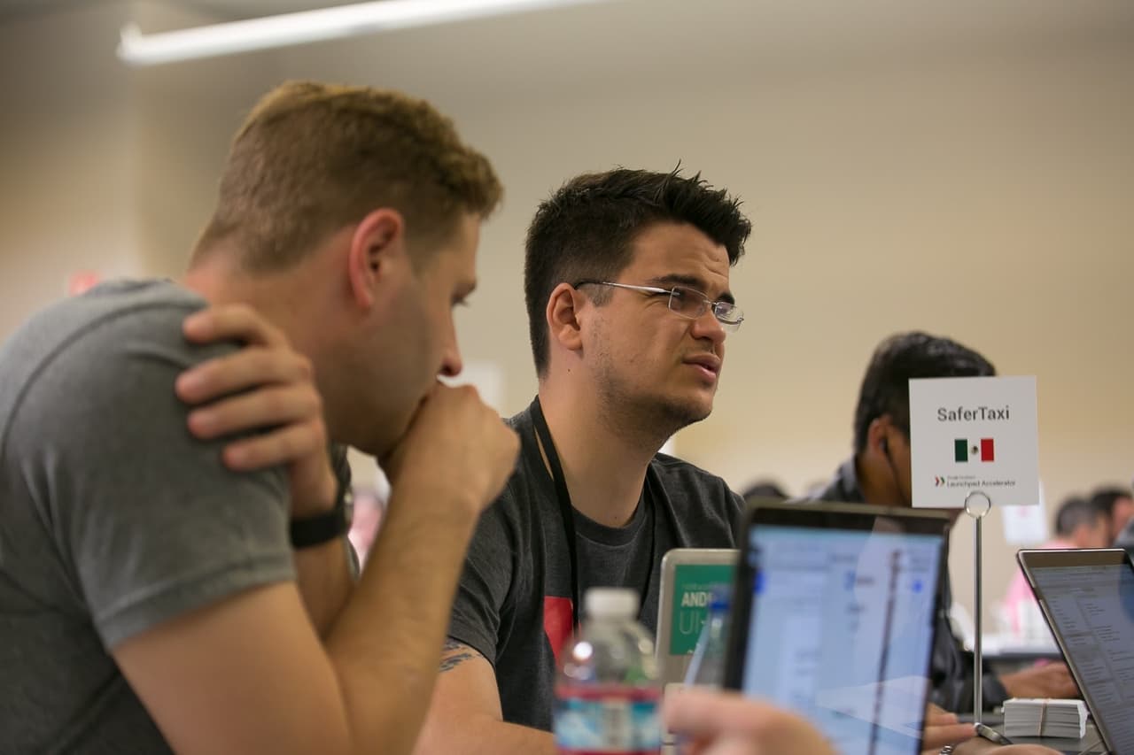 Las sesiones con mentores ayudan a los emprendedores a reenfocar su negocio.