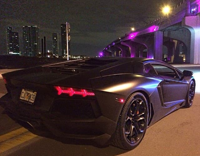 El Lamborghini Aventador se destaca por un chasis tipo monocasco de fibra de carbono.. Detrás de sus asientos se aloja el motor V12 de 7.0 litros, que produce 700 caballos de fuerza.