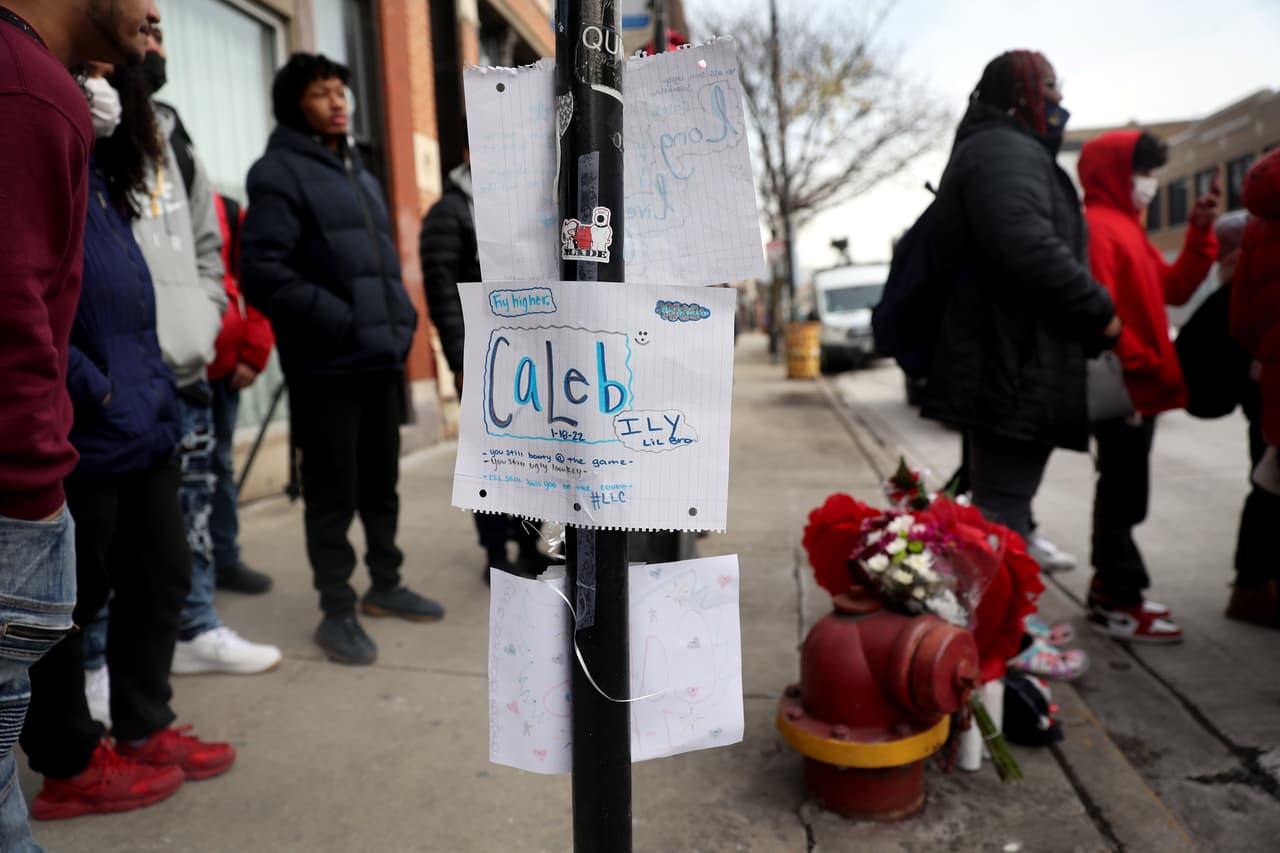 Compañeros de Caleb Westbrooks acuden a rendirle homenaje en un pequeño altar colocado en la calle.