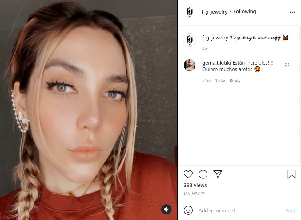 En la cuenta de Instagram de la marca, la hija de Alejandra Guzmán aparece luciendo uno de los diseños, posa con un arete de cadena.
<br>