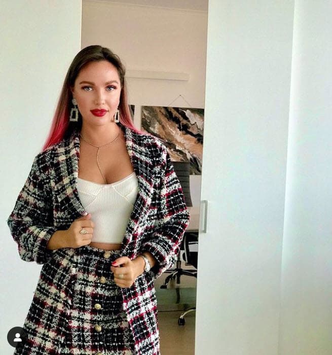 Desde que estalló la guerra, dejó de publicar fotos de ella en ropa glamurosa, tacones o vestidos y ahora difunde mayormente llamamientos para que sus connacionales y la comunidad extranjera luche en contra de las fuerzas rusas.
<br>