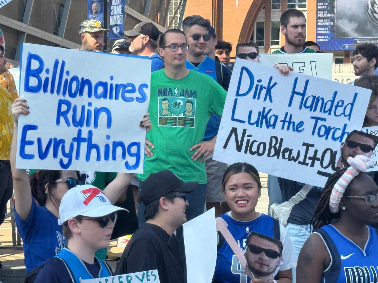 Las manifestaciones se han dado casi toda la semana, tras el anuncio del traspaso del jugador muy querido por la afición del norte de Texas.