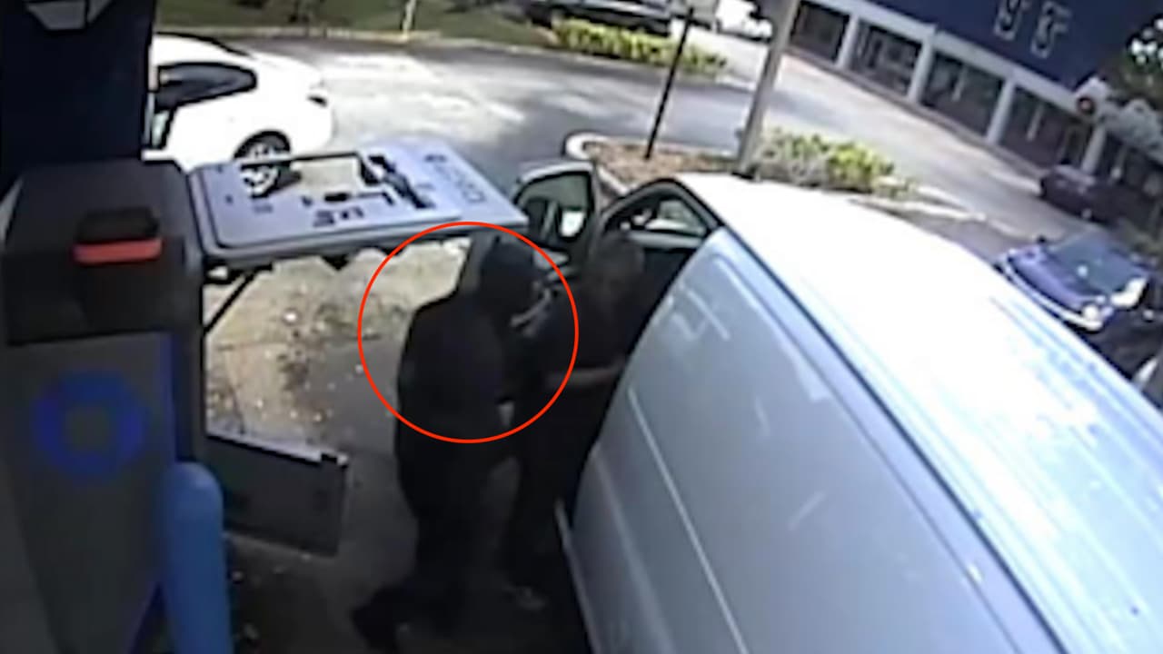 El FBI busca a este sujeto, sospechoso de llevarse el dinero de un cajero automático en Miami. 
<br>