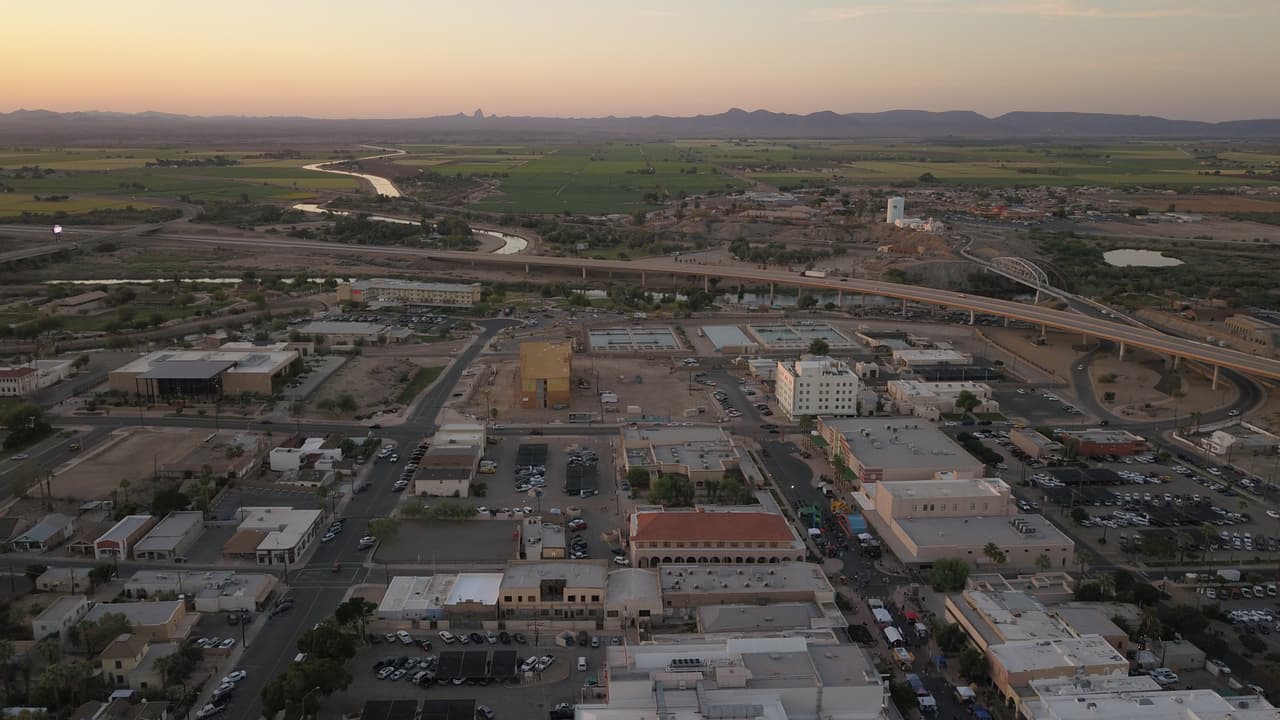 El alcalde de Yuma, Douglas Nicholls, firmó a mediados de abril una proclamación de emergencia buscando ayuda de las autoridades federales y estatales como resultado de la “amenaza inminente” planteada por “demasiados migrantes liberados en nuestra comunidad”.
