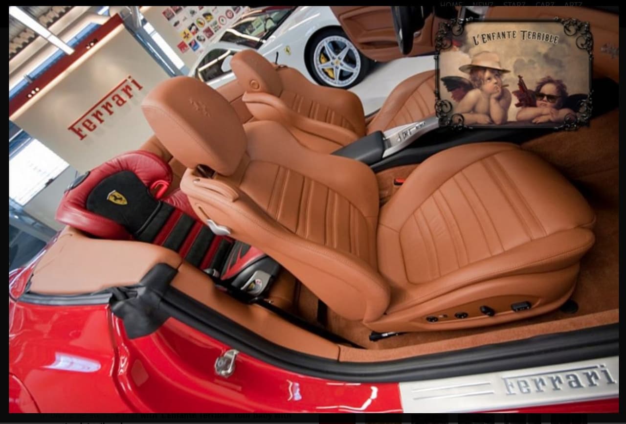 <b>Silla infantil Dartz</b>
<br>Es un asiento forrado en fina piel y se ofrece la opción de elegir entre cocodrilo o pitón. Se hace hincapié en que no se ha dejado ningún espacio libre de este material, con la idea de que ningún plástico sea visible. Permite conectar dispositivos como videojuegos o música, para que el niño vaya entretenido todo el camino.