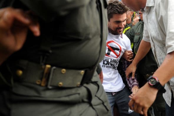 Luego subieron a la tarima varias agrupaciones musicales y cerró la actuación de Juanes, que en compañía de Son Batá, una agrupación de la misma Comuna 13, y otras, interpretaron el tema "Yerbatero", una de los más recientes temas de colombiano, que también es conocido por otros trabajos como "La camisa negra".