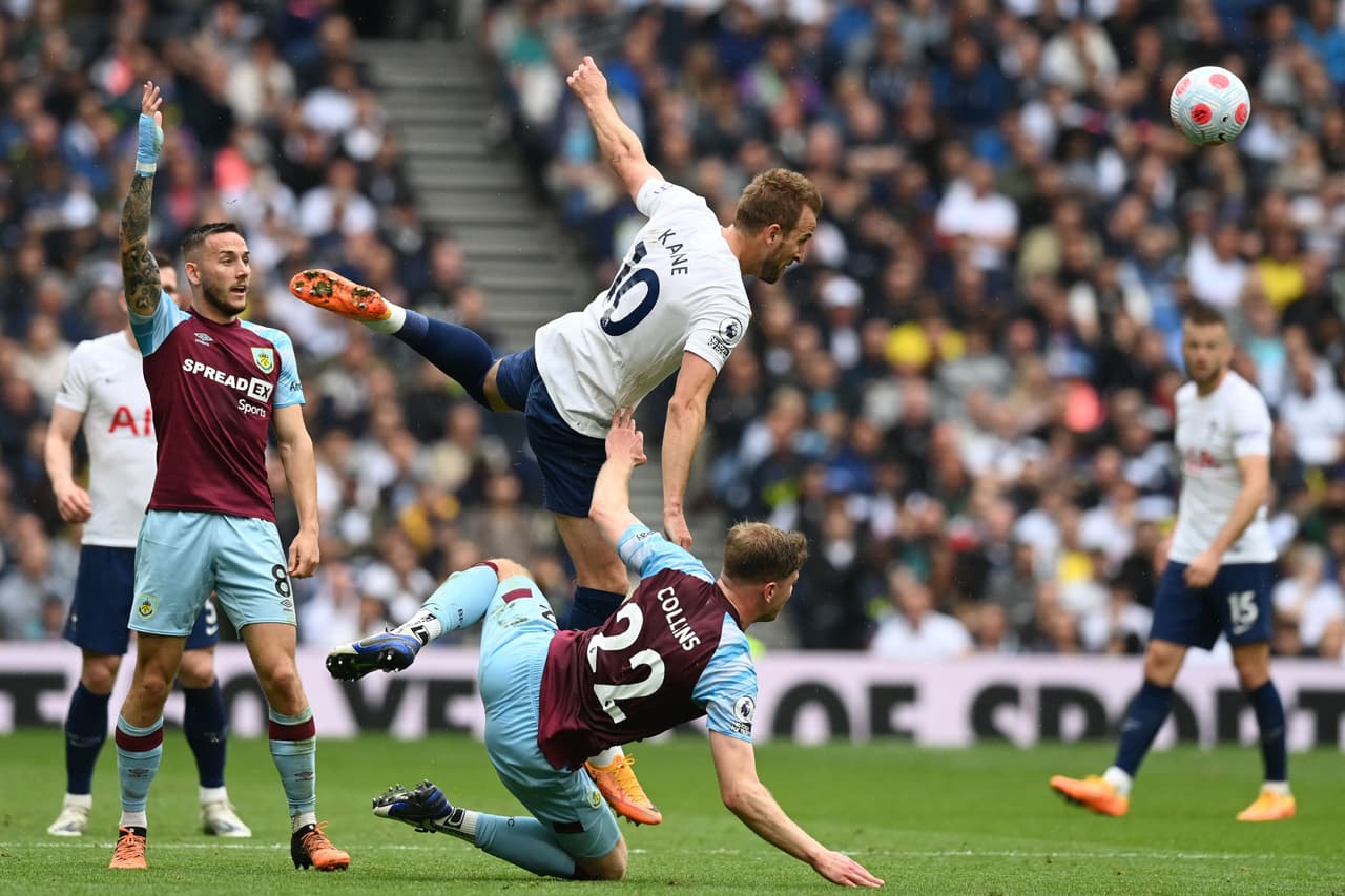 Resultados de la Jornada 37 de la Premier League: West Ham 2-2 Manchester City, Tottenham 1-0 Burnley, Watford 1-5 Leicester City, Wolves 1-1 Norwich, Leed United 1-1 Brighton, Aston Villa 1-1 Crystal Palace.