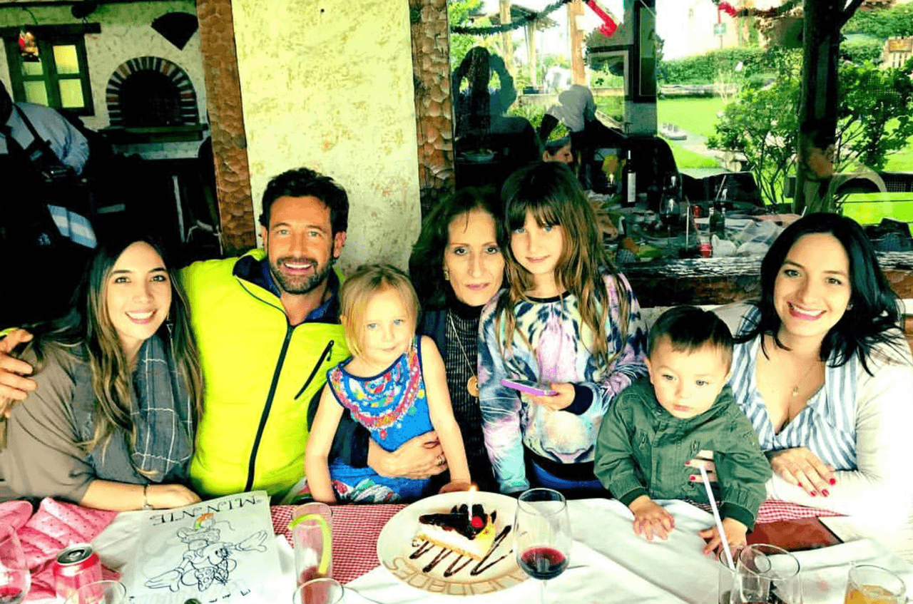 Desde hace tiempo Gabriel ya no compartía tanto sus momentos familiares, pero fue en septiembre cuando posteó esta iamgen donde celebró el cumpleanos de su tía, al lado de sus hijas y sin Geraldine. Este 27 de noviembre, a través de un comunicado de prensa, Gabriel confirmó su separación de la actriz y mencionó que tenían 4 meses de separados.