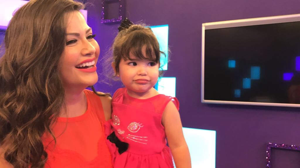 Giulietta se divierte haciendo caras graciosas y nosotros nos reímos con sus ocurrencias.