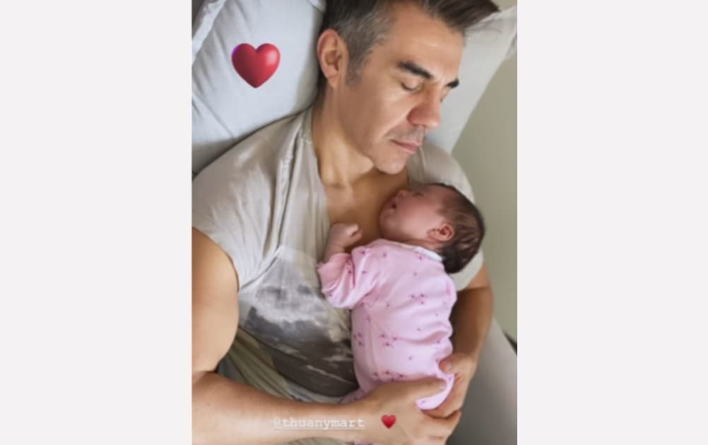 Adrián Uribe duerme con su hija Emily