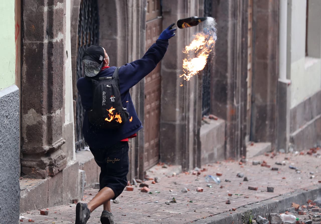 Grupos menos numerosos de jóvenes, algunos encapuchados, se enfrentaron a piedra y bombas molotov con la policía que respondió con gas lacrimógeno en el centro colonial, patrimonio mundial de la Unesco.