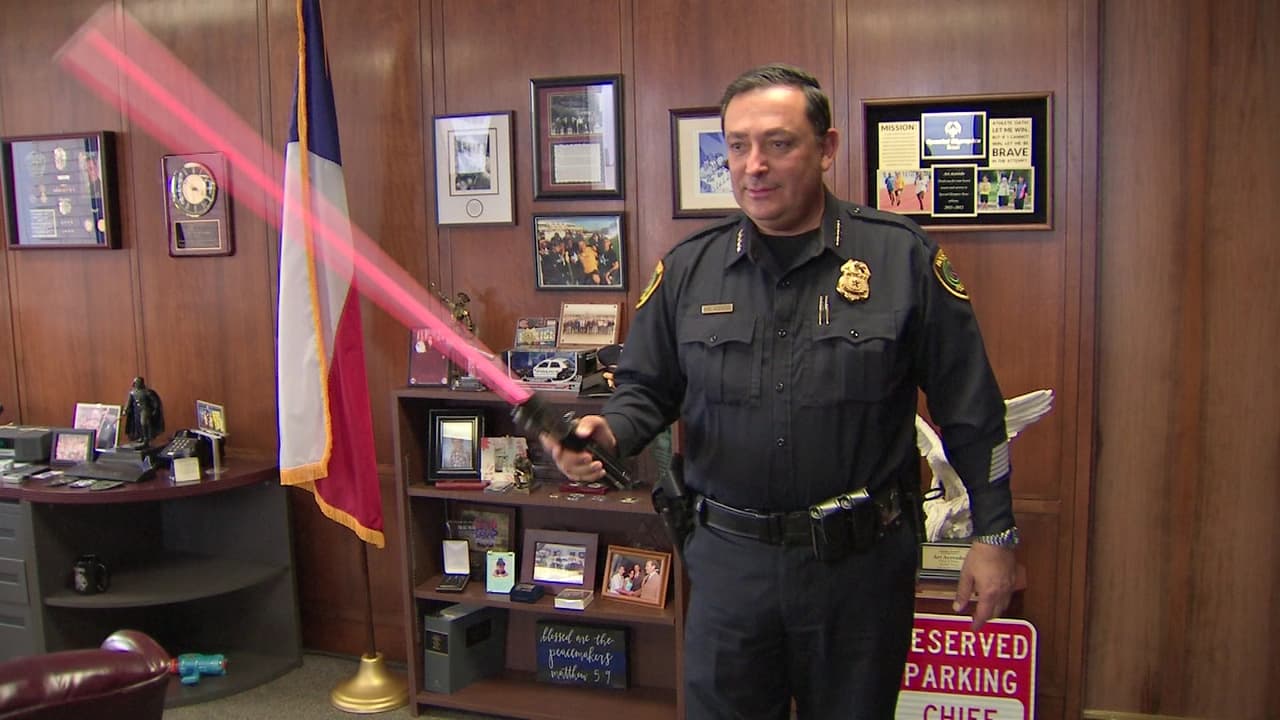 El jefe Acevedo muestra con orgullo su sable de luz (light saber) alegórico a la película Star Wars.