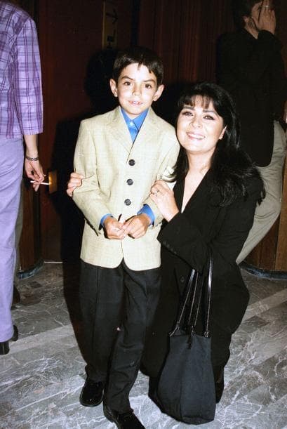 <b><a href="http://www.univision.com/temas/jose-eduardo-derbez">José Eduardo Derbez</a></b> es el tercer hijo de
<b><a href="http://www.univision.com/temas/eugenio-derbez" target="_blank">Eugenio</a></b>, al que concibió junto a
<b><a href="http://www.univision.com/temas/victoria-ruffo" target="_blank">Victoria Ruffo</a></b>, una de las actrices consentidas de las telenovelas.