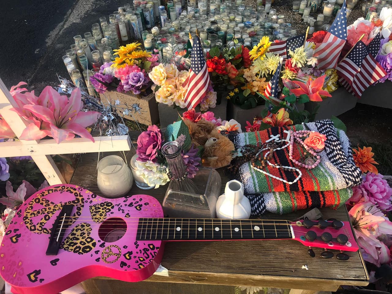 El altar cuenta con velas y artículos que representan a la soldado hispana que hubiese cumplido 21 años el 30 de septiembre.