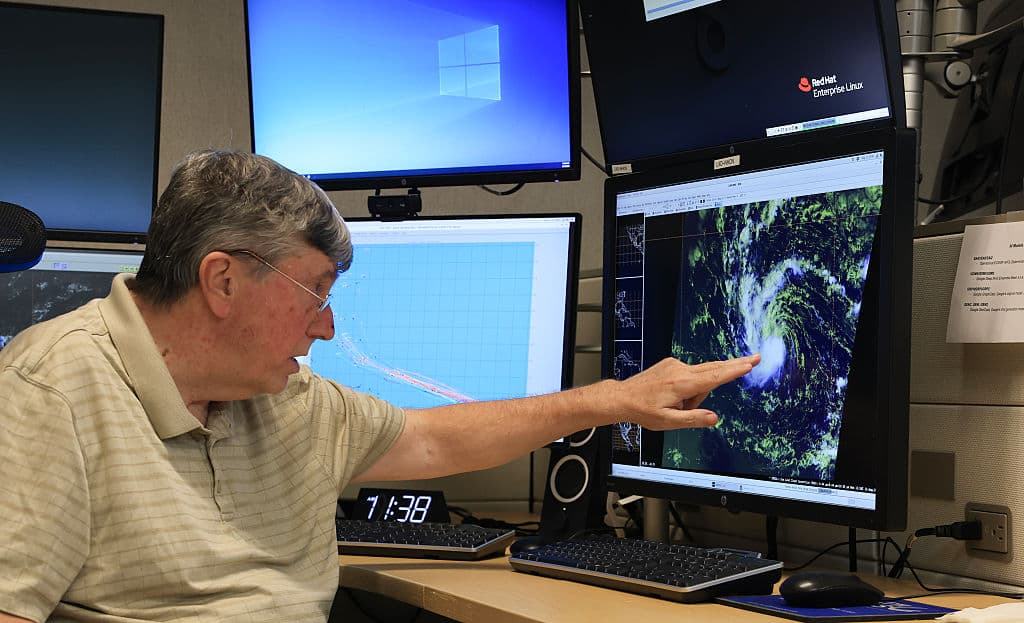 Jack Beven se graduó de Física en Louisiana State University en 1984, su maestría y su doctorado en Meteorología lo obtuvo en Florida State University en 1988 y 1994, respectivamente.